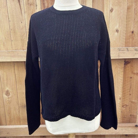 Lululemon Easy Embrace Long Sleeve Black Sweater Hi Low Curved Hem Size 10 / M-L - Picture 2 of 7
